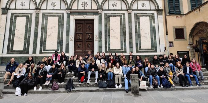Le groupe des élèves Franco-Italien devant la Collegiata Sant'Andrea de Empoli. 
